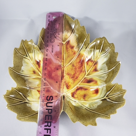 Vintage Ceramic Maple leaf dish. Signed on bottom Mel 70 - Picture 2 of 9